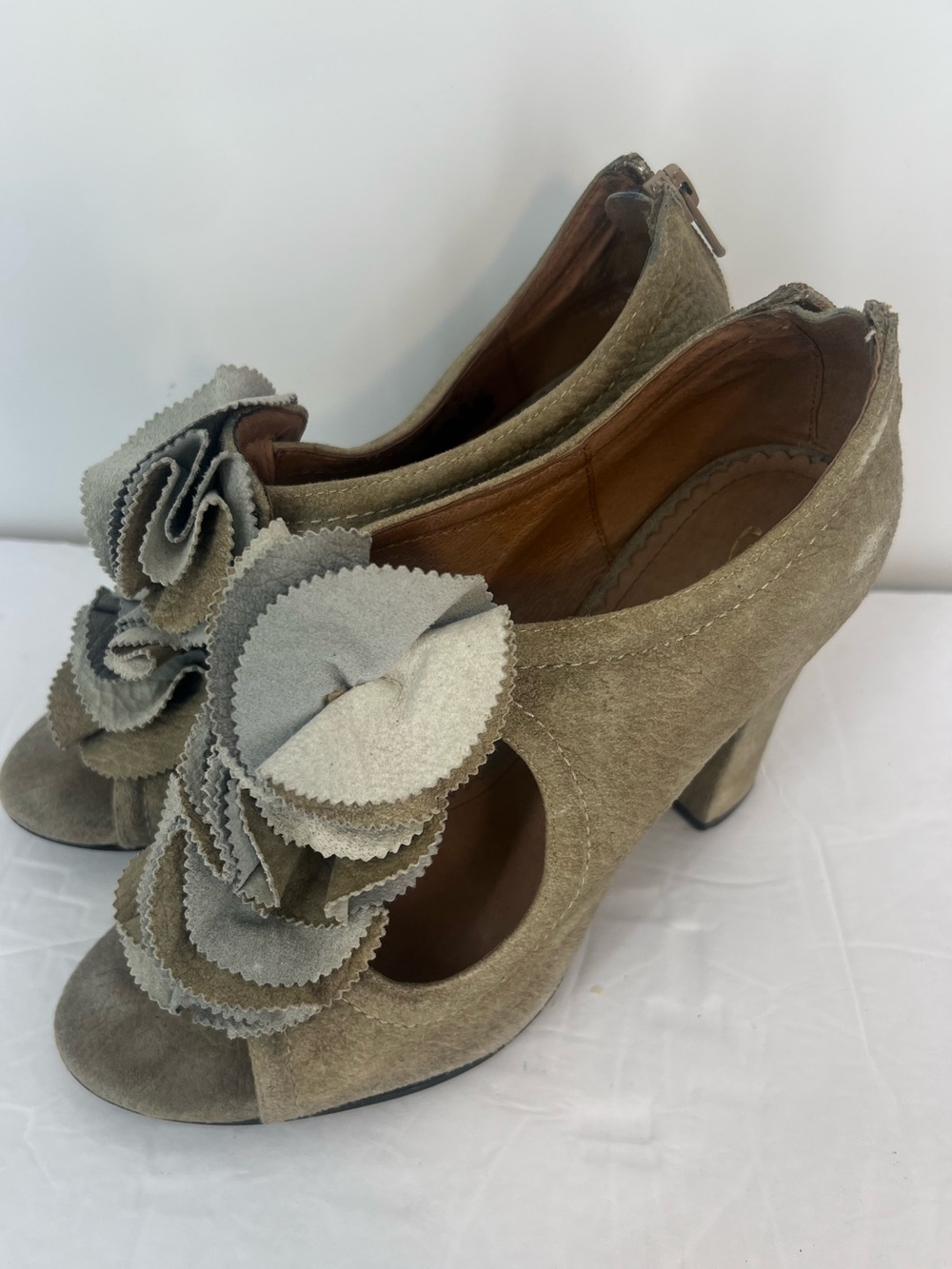 Anthropologie Miss Albright
Heels Taupe Suede Peep-Toe budding Block Heel Pump